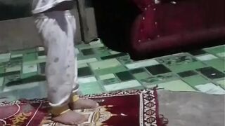Balita sholat tapi pecinya jatuh duluam