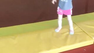На батуте