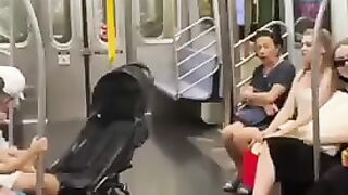 «Ой у лузі червона калина»: хор в метро Нью-Йорка решил поддержать украинцев