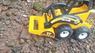 MOBIL ATAU ALAT BERAT MAU ANGKAT BATU INI