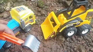 DUA MOBIL BERAT LAGI BERHADAPAN
