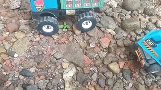 MOBIL TRUCK MAU DI MUATI BATU OLEH BULLDOZER