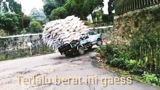 Detik detik Mobil guling