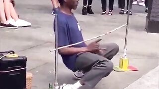 incrível contorcionista de rua ????????????