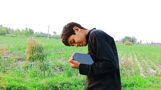 Mobile Wala Larka Hoa Dako Par mehrban