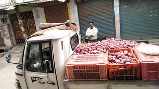 100 rupya ki 6 kilo piyaz, Aligarh, Uttar Pradesh // 6 kg Onion at rupees 100 only in Aligarh Uttar Pradesh