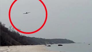 Momen pesawat melakukan pendaratan darurat di pantai Long Island
