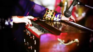 Nazia Iqbal  SINGING URDU SONG