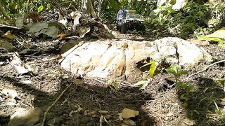 Mobil rc offroad turunan yang tajam