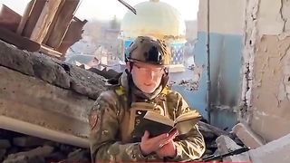 ГЛАВНИЯТ МЮФТИЯ НА УКРАИНА СЕ МОЛИ ПРЕД РАЗРУШЕН ХРАМ В БАХМУТ
