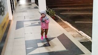 dedek lagi minggu ibunya di pintu Maybank pontian