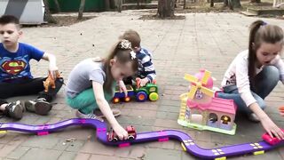 Kids pretend play with BIG School BUS Play with balloons