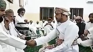 کسی عرب ملک میں نکاح سے پہلے دولہے کو مارنے کا رواج