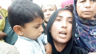 پاکستان میں گورنمنٹ کیسے آٹہ کے لئے غریبوں  کو زلیل کیا جا رہا ہے