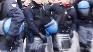 ПОЛИЦАИТЕ В ПАРИЖ ПОДКРЕПЯТ ПРОТЕСТИТЕ