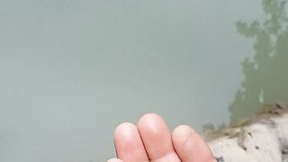 Jogando ração para os peixes