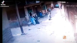 The horse attacks the street with all its speed