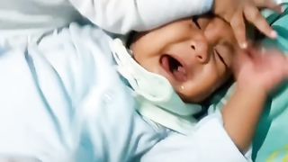 Bayi kembar berantem