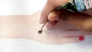 Simple mehndi design 2023