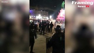 Polisi anti huru hara melempar tabung ke wajah pengunjuk rasa hingga meledak dalam demonstrasi di Paris