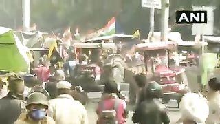 INDIAN POLICE FIGHT WITH FARMERS TRACTORS