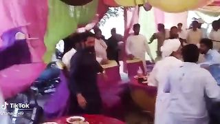 Shadi par hona wali lari