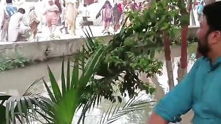 Rashaan ke ek thely ke lie larrai