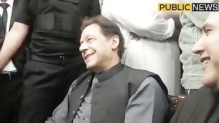 عمران خان ہنس کے لوٹ پھوٹ ہو گئے #imrankhan #publicnews #breakingnews