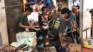 Pengamen jalanan bersuara emas