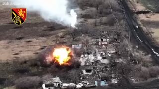 Ukrainian artillery strikes Russians hiding in houses on the frontline
