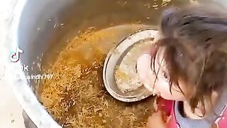 Apni ayashion main grib ko yad rakha karain