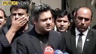 پولیس آفیسر کارکنوں کی جیبوں سے پیسے نکال رہے ہیں #publicnews #breakingmews