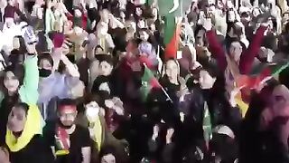 جلسہ میں عورتیں ہاتھ اٹھا اٹھا کے دعائیں کرتی رہیں #imrankhan #publicnews #breakingnews