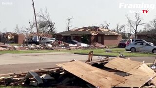 Tim penyelamat menyisir puing-puing setelah serangan tornado di Mississippi