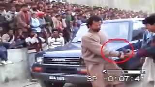Sadgi Insan Ko Unchaa kar daeti haiy