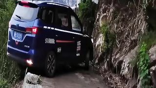 The driver shows how to make a U-turn on a narrow road without damaging the car