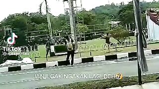 Belum sempet di pukul udah hancur aja