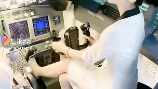 Ek ladki airplane ko pilot karte hue jaan