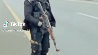 وہ دھوپوں میں تپتی