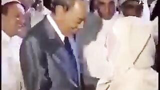 فيديو نادر للمرحوم الحسن الثاني رحمه الله وهو يطلب الدعاء من احد علماأ سوس