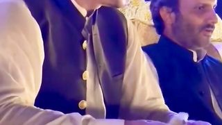 Khan ki muskrahat say haosla bharta haiy