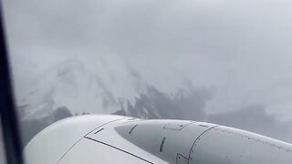Scary moment as the #aircraft enters into the turbulence zone over The Andes❗