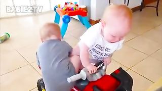Funny Babies Fightng