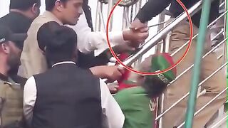 Imran Khan shakes hand with Old Man in PTI jalsa - video viral | #Shorts -  imran khan today video