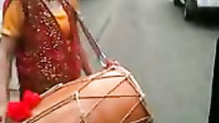 LONDON MEN DUALH BAJA KAR POPULAR HOE.