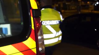 Elle tente d'amadouer les gendarmes