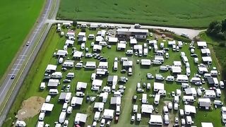 Les gendarmes gèrent comme ils peuvent le débarquement des gens du voyage