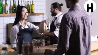 La caissière a envoyé la vieille dame au distributeur, mais sa réponse a choqué l'humanité