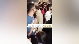25 Funny Moments Of Pakistani People Caught On Camera 2