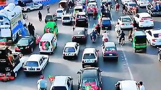 Lahore ki sarkun par khan ka qaflla